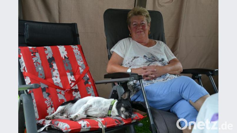 Rosemarie Zaruba (71) genießt mit Hund &quot;Kuno&quot; die Idylle am Gaisweiher. Doch für ihren behinderten Mann Ludwig Zaruba (76) wird es immer schwieriger, die Wochenenden am Campingplatz zu bewältigen. Bild: Lowak