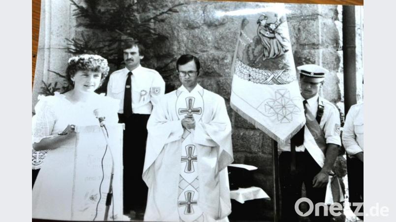 Pfarrer Martin Neumaier segnete 1983 die erneuerte Fahne des Kriegerverenis Kleinschwand/Voitsberg, links davon ist Fahnenbraut Anna Kick. Archivbild: es
