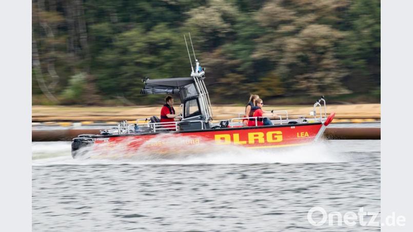 Ein Team der DLRG (Deutsche Lebens-Rettungs-Gesellschaft) fährt in einem Boot über den Halterner Stausee. Bild: Marcel Kusch