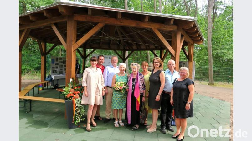 Im Beisein zahlreicher Ehrengäste eröffnete der Kneippverein den neuen Pavillon im Erlebnisbad. Bild: Hirsch