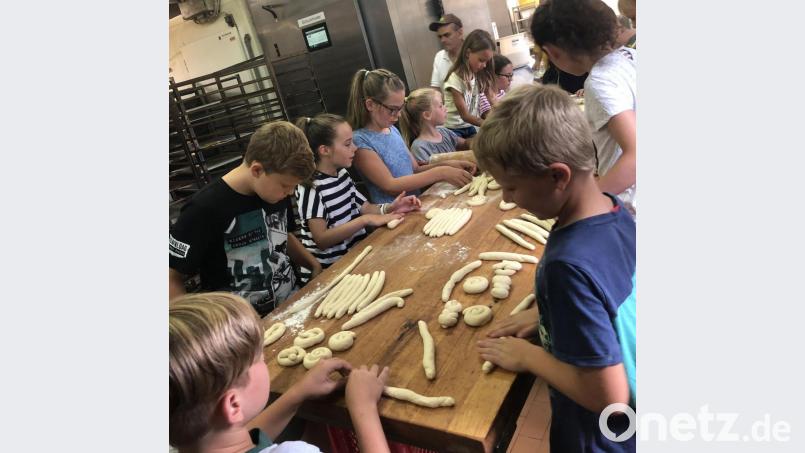 Mit Eifer rollen und kneten die Kinder den Laugenteig und formen die tollsten Kunstwerke daraus. Bild: exb