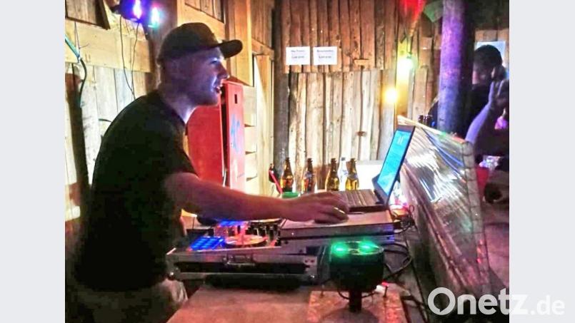 DJ Peter Ferber bei der Arbeit während der Balla-Balla-Party. Bild: hai