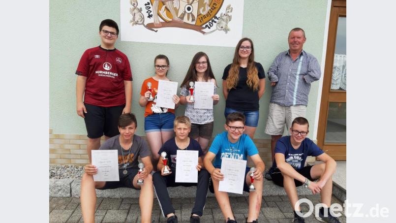 Die erfolgreichen Jungschützen (vorne, von links): Jonas Kuhbandner, Sebastian Pühl, Hannes Kellner und Christoph Bauer sowie (hinten, von links) Korbinian Bauer, Verena Michl, Veronica Hecht, Maria Kausler und Gaujugendleiter Hans-Jürgen Hautmann. Bild: gis