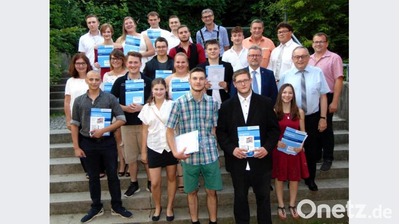 Sie freuen sich über einen erfolgreichen Abschluss ihrer Lehrjahre im Metzgerhandwerk und starten nun als Gesellen in das weitere Berufsleben. Die Ehrengäste und Lehrkräfte gratulieren den Auszubildenden zu ihren guten Prüfungsleistungen. Bild: fnk