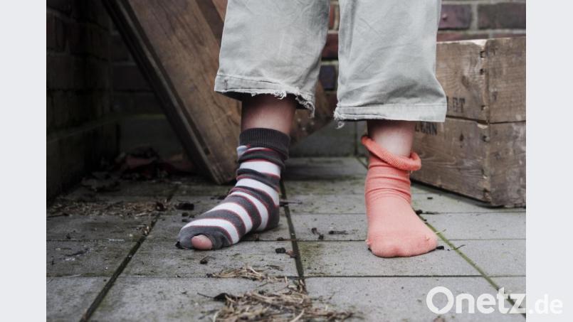Vielen Kindern mangelt es schon am Nötigsten. Bild: Christian Hager/dpa