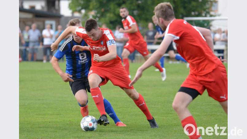Mit einer 2:3-Derbyniederlage gegen den SV Raigering startete der FV Vilseck – im Bild Frederic Pröls (Mitte am Ball) – in die Saison, es folgte ein 1:2 gegen den 1. FC Schwarzenfeld. Im zweiten Heimspiel geht es am Freitagabend nun gegen die SpVgg SV Weiden II. Bild: ref