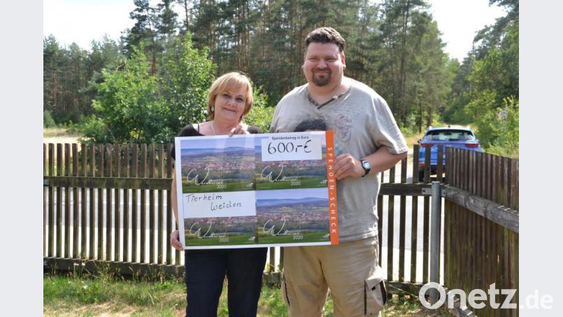Tierheimleiterin Jutta Böhm mit Sebastian Weiß. Bild: hcz