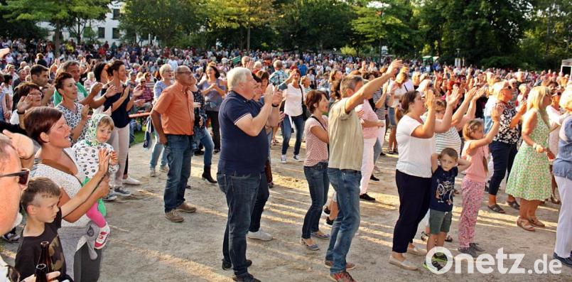 Die Stimmung ist prächtig unter den bis zu 3000 Besuchern der Serenade im Max-Reger-Park. Bild: R. Kreuzer