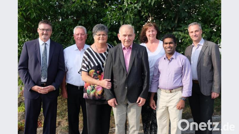 Marianne und Adolf Flierl (Mitte) feierten ihre Goldene Hochzeit. Pfarrvikar Joseph Kokkoth (Zweiter von rechts) gratulierte für die Pfarrgemeinde Stulln. Bürgermeister Hans Prechtl (links) und sein Stellvertreter Thomas Rohrwild (rechts) überbrachten die Glückwünsche im Namen der Gemeinde. Mit im Bild Hans Messmann (Zweiter von links) und Martina Flierl (Dritte von rechts), die neben Bürgermeister Prechtl bei der Hochzeit der Flierls Brautkinder waren. Bild: ohr