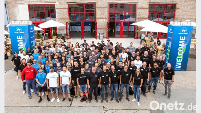 Die Teams der einzelnen Accell-Marken vor der Halle in Mainz, darunter die Ghost-Mitarbeiter aus Waldsassen. Bild: exb
