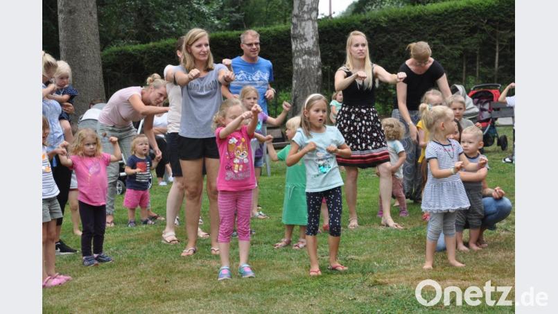 Die Liegewiese im städtischen Freibad wurde durch den TV kurzerhand zur Bewegungsmeile ausgerufen. Tolle Mit-Mach-Songs begeistern. Bild: dob