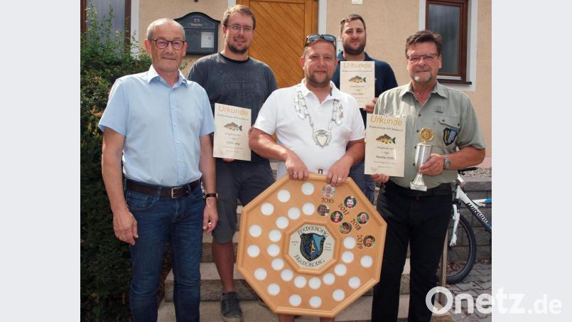 Vorsitzender Dieter Teich (vorne rechts), der selbst den Schwanzlpokal in Empfang nehmen konnte, überreichte mit Bürgermeister Erwin Geitner an Fischerkönig Stefan Lang (vorne von links) neben der Königskette auch die Ehrentafel. Tobias Haas (hinten rechts) erreichte den zweiten, Herbert Wischniowski (hinten links) den dritten Platz. Bild: sön