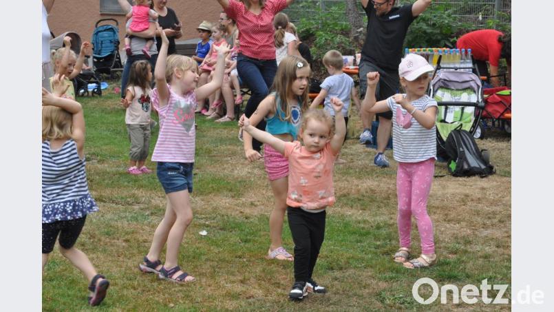Die Liegewiese im städtischen Freibad wurde durch den TV kurzerhand zur Bewegungsmeile ausgerufen. Tolle Mit-Mach-Songs begeistern. Bild: dob