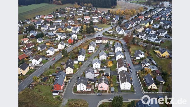 Wie die Vogelherd-Siedlung in Flossenbürg: Das Gelände eines ehemaligen Barackenlagers für 700 weibliche Häftlinge in Helmbrechts wurde nach dem Krieg mit Einfamilienhäusern bebaut. Bild: Viertlböck, Rainer