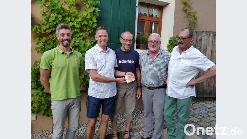 Mit erkennbarer Freude nimmt der Vorstand des Kommunbier-Vereins die erste Spende für diesen entgegen. Bild: rn