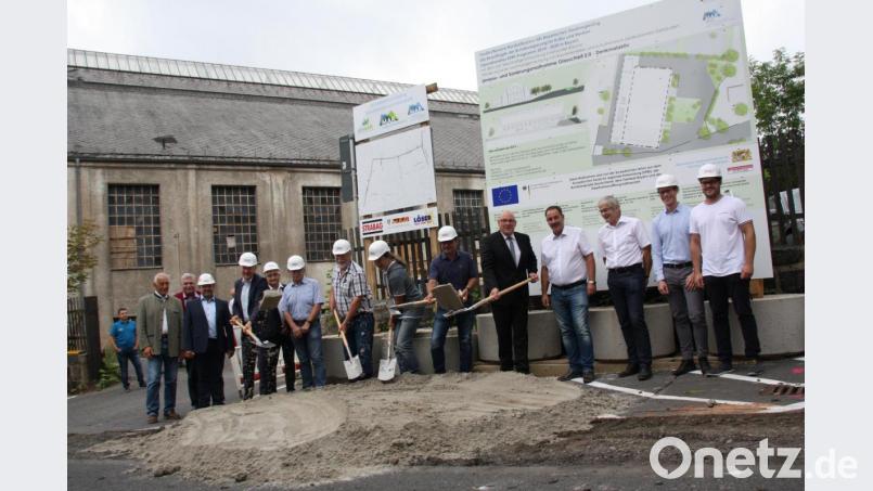 Mit einem symbolischen Spatenstich gaben Oberbürgermeister Oliver Weigel (Fünfter von rechts) und zahlreiche am Bau Beteiligte am Dienstag den Startschuss für ein neues Millionenprojekt an der Bauerstraße, das künftig klimafreundliche Nahwärme liefern soll. Bild: fph