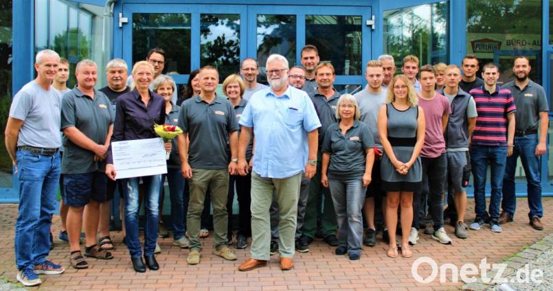 Im Kreise seiner Mitarbeiter fühlt sich Firmenchef Josef Pöllath (vorne, Mitte) sichtlich wohl. Nach mehr als 20 Jahren verabschiedet er sich jetzt zwar nicht aus der Firma, jedoch aus deren Leitung. Seinen Bruder Albert Pöllath (Neunter von links) wird er aber weiterhin unterstützen. Ebenfalls geehrt wurde Mitarbeiterin Alexandra Günther (Fünfte von links) für ihre langjährige Betriebszugehörigkeit. Bild: ckl