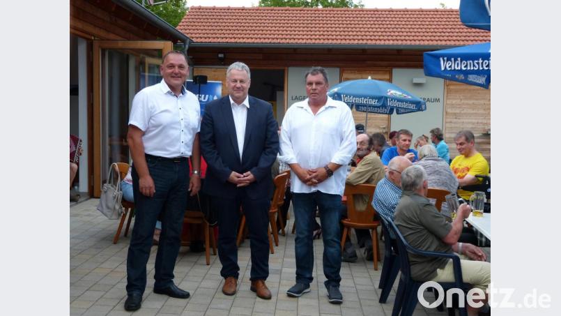 Politische Beiträge zur CSU-Sommernacht liefern (von links) der mögliche Bürgermeisterkandidat Klaus Hafner, Landrat Richard Reisinger und der neue Ortsverbandsvorsitzende Roland Sollner. Bild: exb