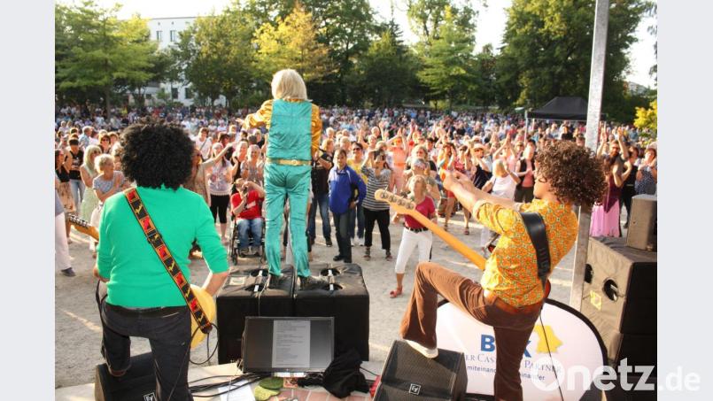 Die Stimmung ist prächtig unter den bis zu 3000 Besuchern der Serenade im Max-Reger-Park. Bild: R. Kreuzer