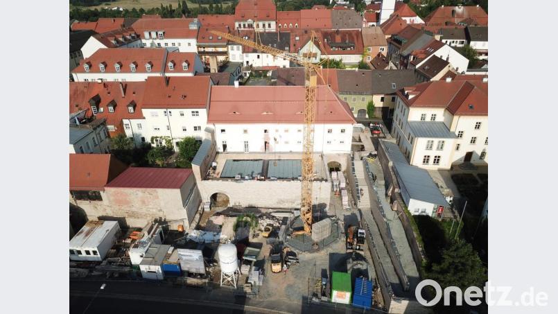 Im März ziehen die Studenten in die Fronfeste (gelbes Gebäude in der Mitte) ein. Das umkleidete Gebäude davor ist der ältere Teil des ehemaligen Schlosses.
Das Museumsquartier am rechten Bildrand war einst Teil des „Alten Schlosses“, die Fronfeste hingegen ins „Neue Schloss“ integriert. Eine Delegation der Hochschule Landshut hat das Gebäude diese Woche besichtigt. Bild: Mirko Streich/exb