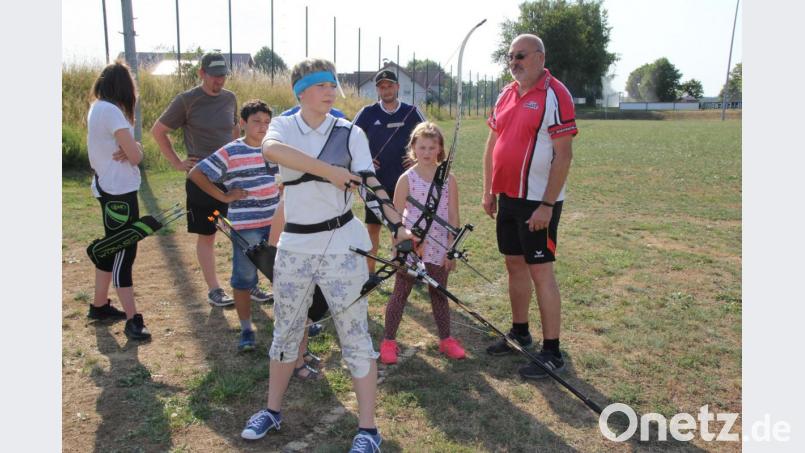 Unter der Moderation von Landestrainer Ralf Hereth (rechts) zeigte Landeskaderschützin Miriam Herrmann die vier Positionsphasen auf, die ein Bogenschütze vor Abgabe des Schusses einzunehmen hat. Bild: frd