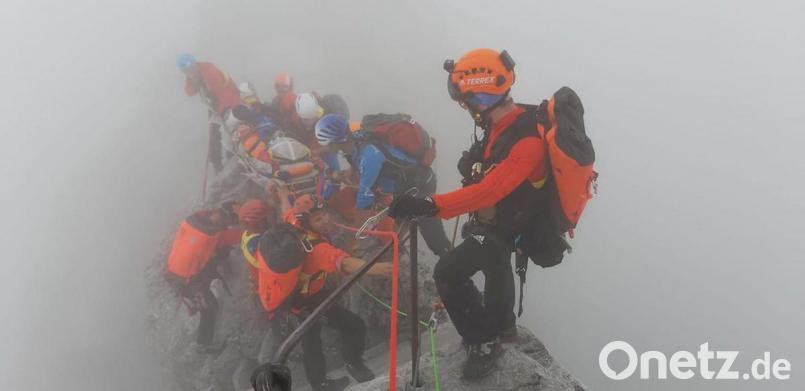 Die dramatische Rettungsaktion am Watzmann beherrschte am Wochenende die Nachrichten: Weil wegen dichten Nebels kein Hubschrauber an die Unglücksstelle konnte, mussten die Rettungskräfte einen Schrägaufzug bauen, um die abgestürzte Bergsteigerin rund 40 Meter zum Grat hinauf zu transportieren. Bild: BRK Berchtesgadener Land