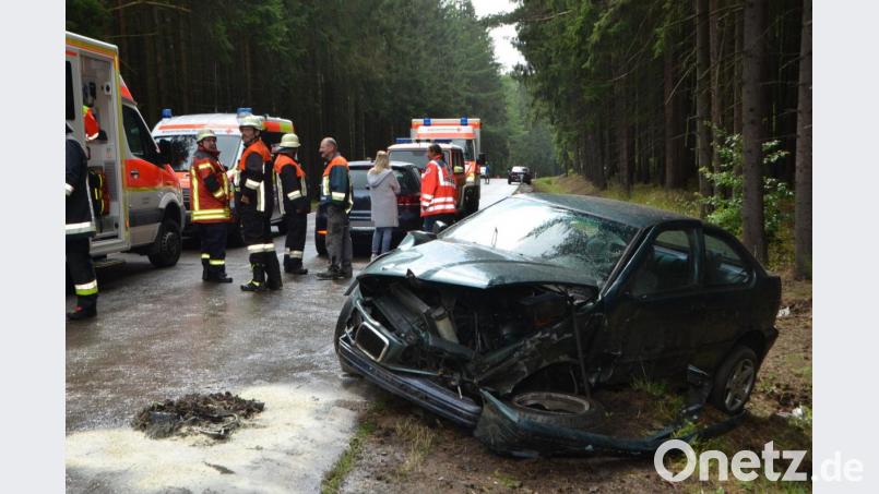 Ein Sekundenschlaf ist laut Polizeiangaben der Auslöser für diesen schweren Verkehrsunfall mit drei Verletzten. Der BMW-Fahrer krachte in den Gegenverkehr. Bild: dob
