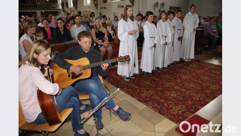 Begleitet wurde der Kinder- und Abschiedsgottesdienst von Daniela Brunhofer und Klemens Reif auf ihren Gitarren. Bild: wro