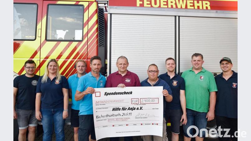 Sichtlich stolz sind die Kameraden der an der Typisierungsaktion beteiligten Feuerwehren bei der Spendenübergabe an den Verein &quot;Hilfe für Anja&quot;. Dessen Vorsitzender Michael Sporrer (Mitte) nimmt mit großer Freude den überdimensionalen Spendenscheck über 2900 Euro entgegen. Bild: jma