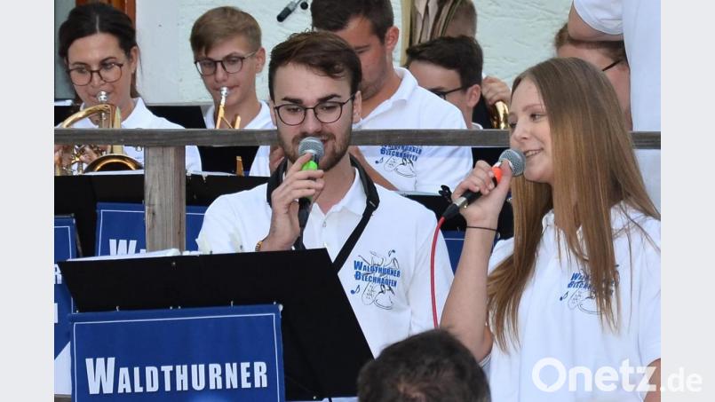 Alexandra und Johannes sorgen als Gesangsduo für Abwechslung. Bild: fjo