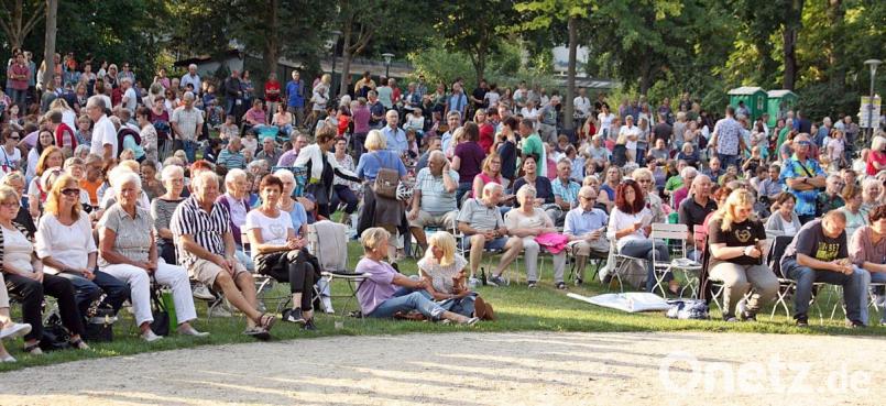 Warten auf die große Schlager-Sause mit der "Golden Glitter Band". Bild: R. Kreuzer