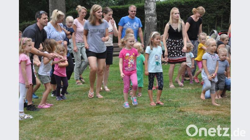 Die Liegewiese im städtischen Freibad wurde durch den TV kurzerhand zur Bewegungsmeile ausgerufen. Tolle Mit-Mach-Songs begeistern. Bild: dob