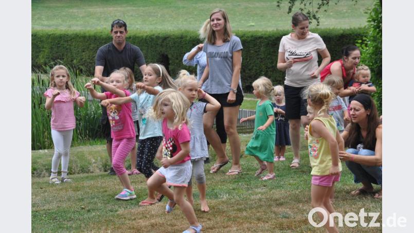 Die Liegewiese im städtischen Freibad wurde durch den TV kurzerhand zur Bewegungsmeile ausgerufen. Tolle Mit-Mach-Songs begeistern. Bild: dob