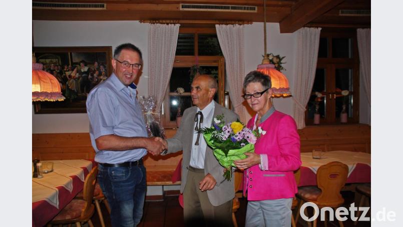 Anlässlich ihrer Goldenen Hochzeit und ihres 139. Aufenthaltes dankte Alfons Schnurrer, Vorsitzender des Fremdenverkehrsvereins (links), Bärbel und Horst Forster für ihre Treue Bild: enz