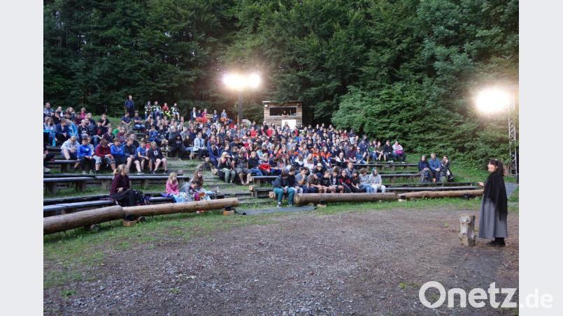 Bürgermeisterin Birgit Höcherl (rechts) hieß auf der Freilichtbühne am Eulenberg die Teilnehmer am Zeltlager der Jugendfeuerwehren im Landkreis Schwandorf willkommen. Bild: mmj