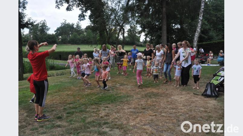 Die Liegewiese im städtischen Freibad wurde durch den TV kurzerhand zur Bewegungsmeile ausgerufen. Tolle Mit-Mach-Songs begeistern. Bild: dob