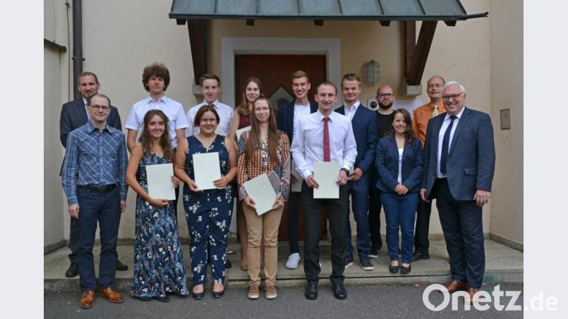 Junge Leute aus der Region sind am Donnerstag nach der dreijährigen Ausbildung zum Geomatiker als Beamte im Vermessungswesen vereidigt worden. Rechts Ferdinand Roßmeier, Vizepräsident des Landesamts für Digitaliserung, Breitband und Vermessung. zusammen mit weiteren Vertreter des Landesamtes. Bild: pz