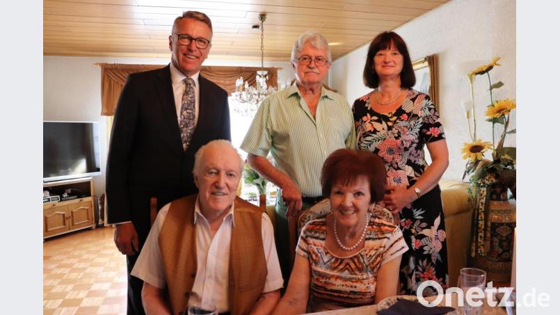 Jubilar Alois Wegmann mit Ehefrau Anna (sitzend), dahinter Stieftochter Birgit Schaller mit Ehemann Hans Schaller (Mitte) und Bürgermeister Franz Stahl. Bild: Stadt Tirschenreuth/exb