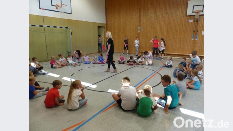 Die Kinder warten voller Spannung auf die Ansage von Manuela Krämer und versammelten sich im Kreis. Bild: sl
