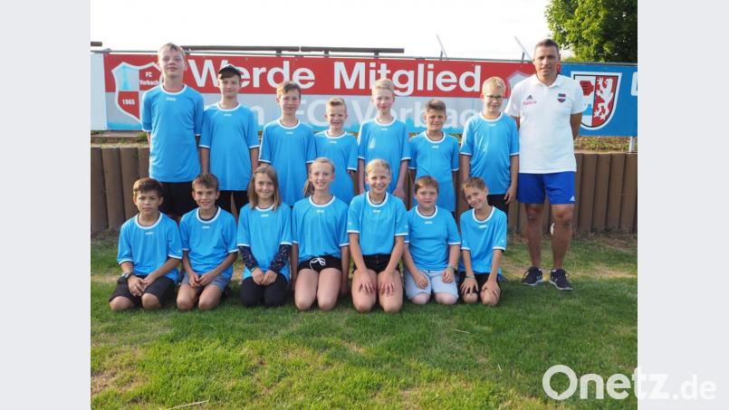 Sie feiern ihren Meistertitel: die E-Junioren (vorne, von links) Nico Lautner, Timo Wiesnet, Linda Pittner, Charlotte Kausler, Linda Schmid, Sebastian Betzl, Paul Ackerschewski und (hinten, von links) Erik Kausler, Emilia Ruder, Nico Kausler, Mika Dötsch, Felix Brütting, Hannes Biersack und Felix Groher. Trainer Dieter Biersack ist stolz auf sein Team. Bild: wmi