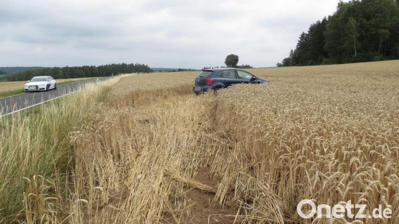 In einem Getreidefeld neben der Straße endete die Unfallfahrt. Bild: Polizei Amberg