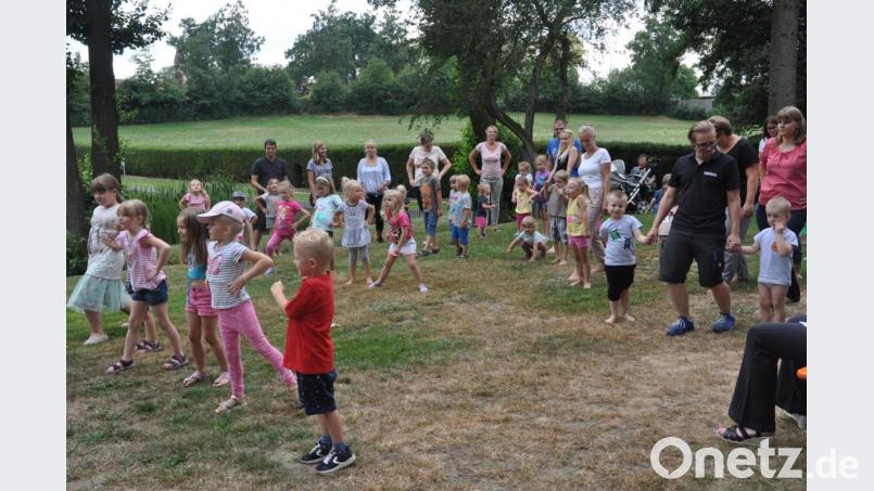 Die Liegewiese im städtischen Freibad wurde durch den TV kurzerhand zur Bewegungsmeile ausgerufen. Tolle Mit-Mach-Songs begeistern. Bild: dob