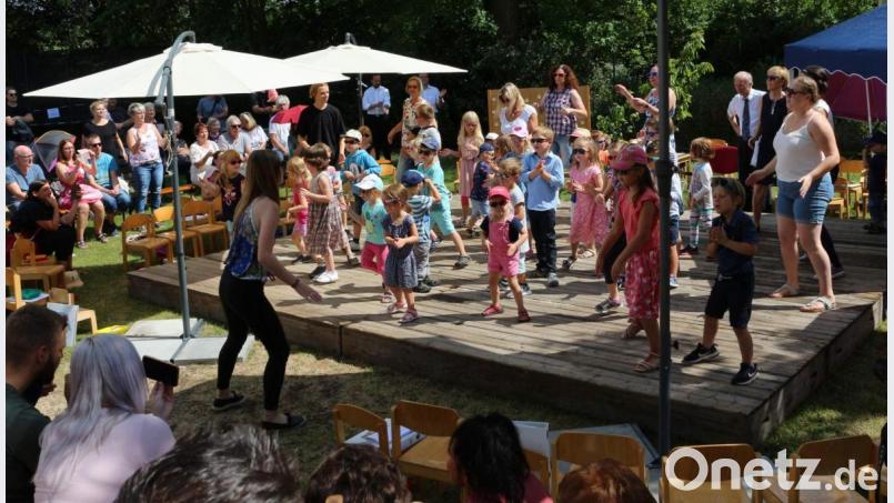 Nach dem besinnlichen Wortgottesdienst wird es lebendig beim Sommerfest des Antonius-Kindergartens. Gruppenweise kommen die Kinder - alle eine Sonnenbrille auf der Nase - zum Flashmob auf die Bühne und tanzen zu Justin Timberlakes „Can’t stop the feeling“. Bild: u