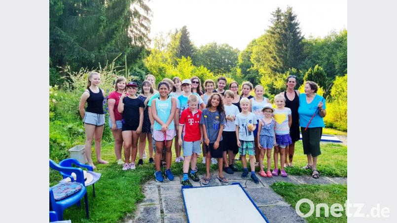 Viel Spaß hatten die Buben und Mädchen beim Minigolfen auf der Anlage von Margarete Goller (rechts). Mit auf dem Bild Gruppenleiterin Tanja Heider (Zweite von rechts). Bild: njn