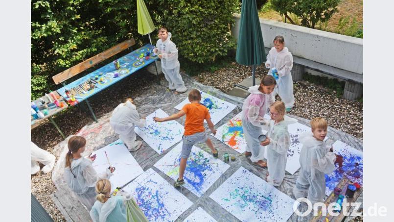 Viel Freude haben die Buben und Mädchen beim &quot;Action Painting&quot; im Kunstbau. Bild: Gabi Schönberger