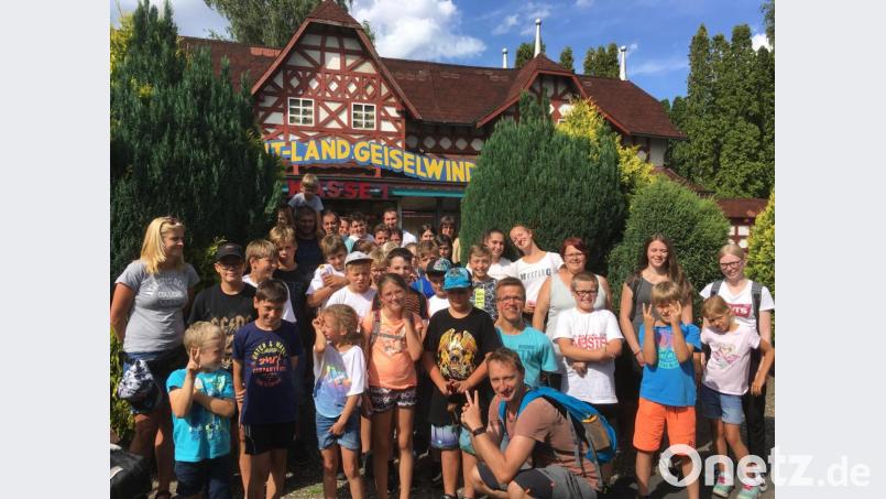 Die ATSV-Nachwuchsfußballer mit Eltern und Betreuern beim Familienausflug nach Geiselwind. Bild: hä