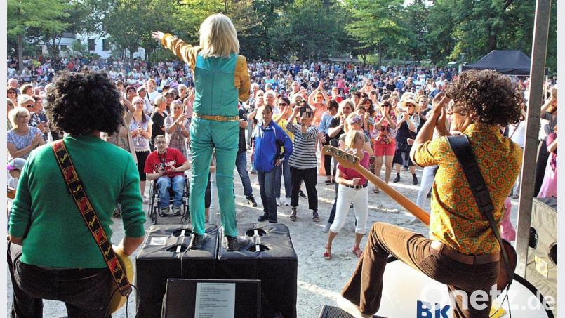 Die Stimmung ist prächtig unter den bis zu 3000 Besuchern der Serenade im Max-Reger-Park. Bild: R. Kreuzer