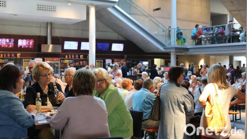 AZ-Film-Frühstück und Ferien: Am Donnerstagvormittag kommen mehr als 200 Besucher in das Amberger Cineplex, um sich den neuen Eberhofer-Krimi "Leberkäsjunkie" anzusehen. Bild: wih