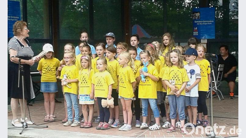 Die kleinsten – unter der Leitung von Christa Holm (links) – begeisterten beim Kinder-Bürgerfest. Bild: Chöre Wiesau/exb
