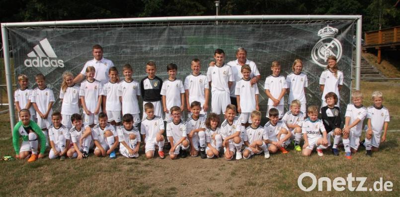 Fünf Tage ist die Real-Madrid-Fußballschule Gast beim SV Schönhaid. Die Trainingseinheiten leiten der ehemalige HSV-Interimstrainer (1997) Ralf Schehr (Fünfter von rechts) und Florian Schaumberger (Fünfter von links). Bild: wro